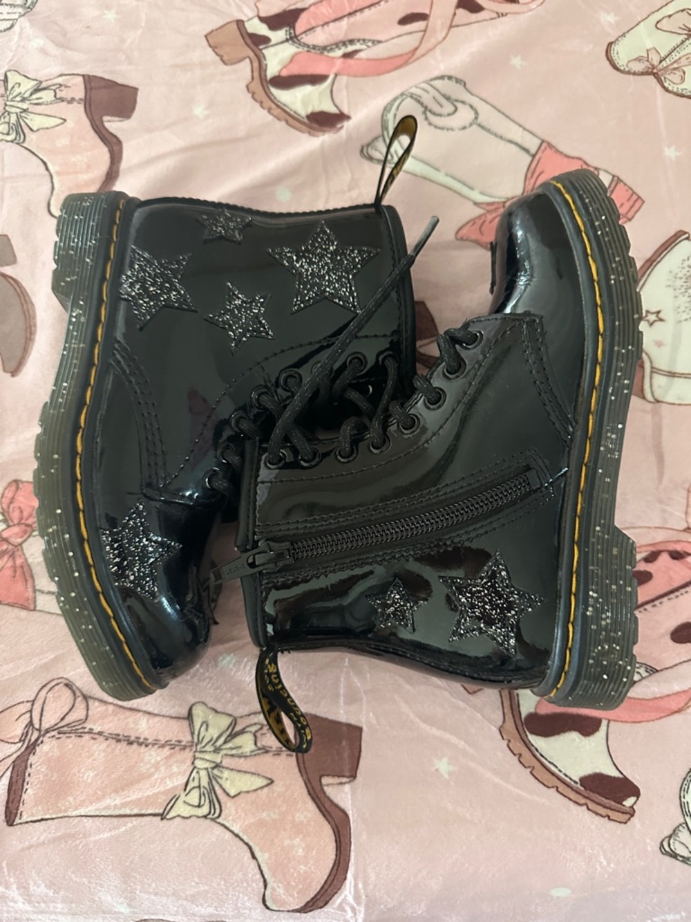 Dr. Martens Kids Black Patent Leather Lace-Up Boots with Star Accent - Picture 2 of 4